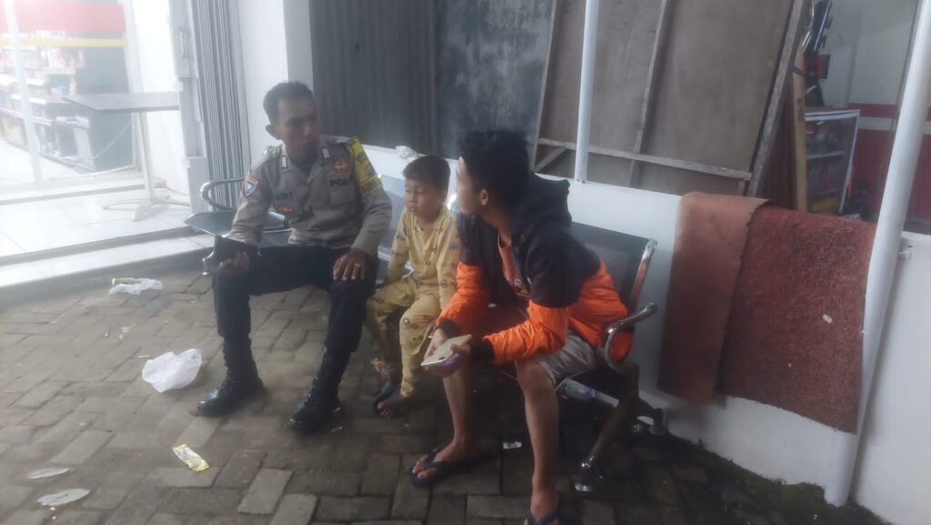 Polsek Carita Gencar Melaksanakan Patroli Malam di Wilayah Hukumnya 2 WhatsApp Image 2024 07 01 at 01.21.55