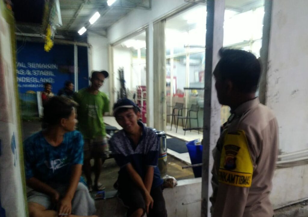 Bripka Yudi dari Polsek Carita Melakukan Patroli Malam Jaga Kondusifitas 3 WhatsApp Image 2024 07 01 at 01.45.02