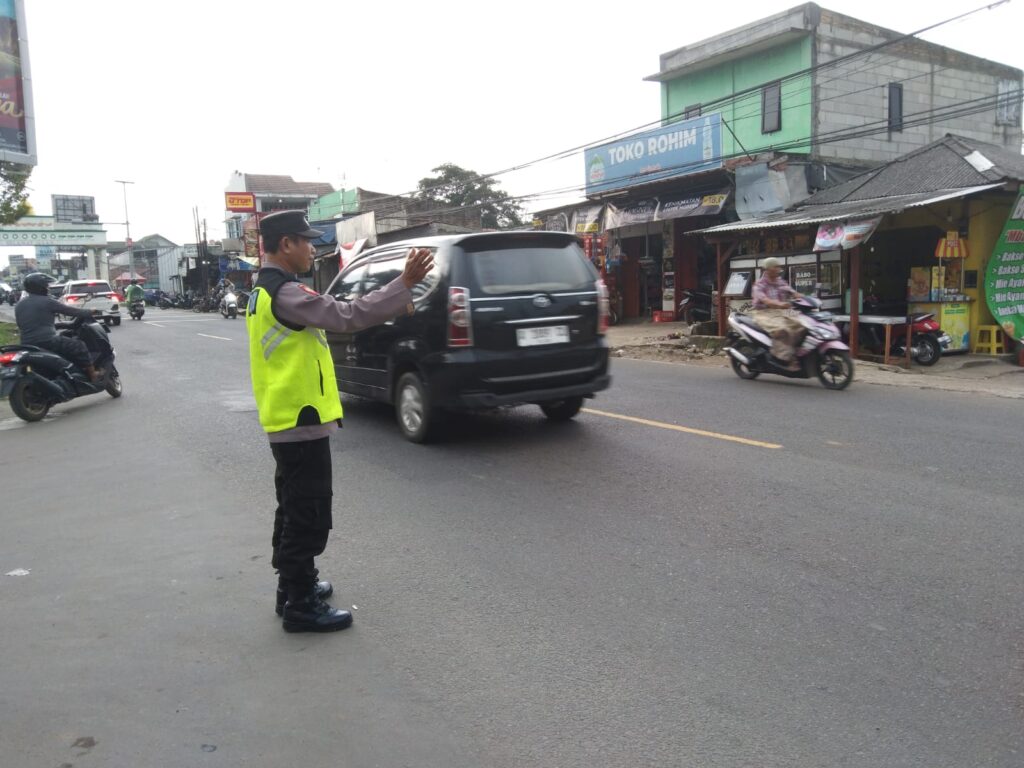 Polsek Cadasari Berikan Pelayanan Prima Pengaturan lalulintas di Pasar Cadasari 5 WhatsApp Image 2024 07 01 at 06.41.27