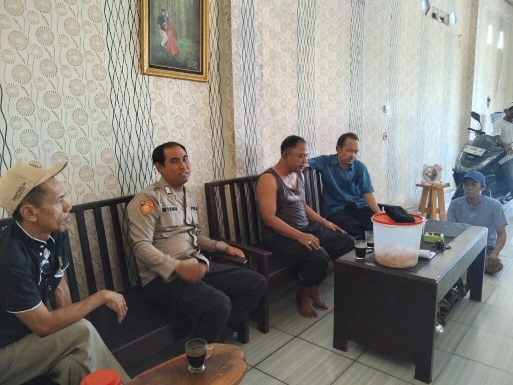 Polsek Cadasari Lakukan Giat Sambang ke Warga untuk Meningkatkan Keamanan 4 WhatsApp Image 2024 07 01 at 06.41.48
