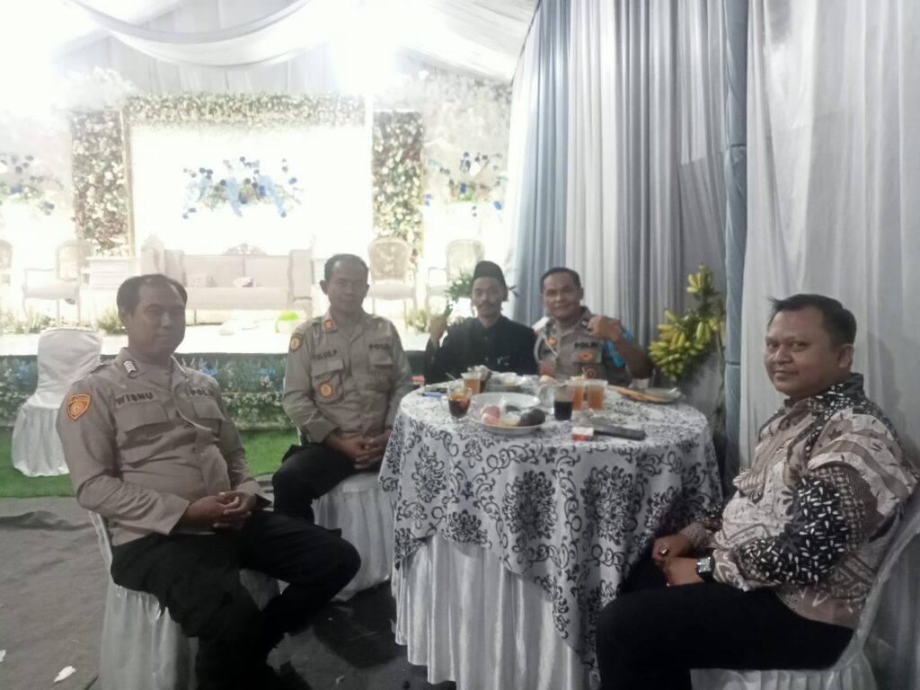 Kapolsek Cadasari AKP Tulus Prayogo, S.E. Hadiri Pernikahan Anak Kepala Desa 2 WhatsApp Image 2024 07 01 at 06.42.53