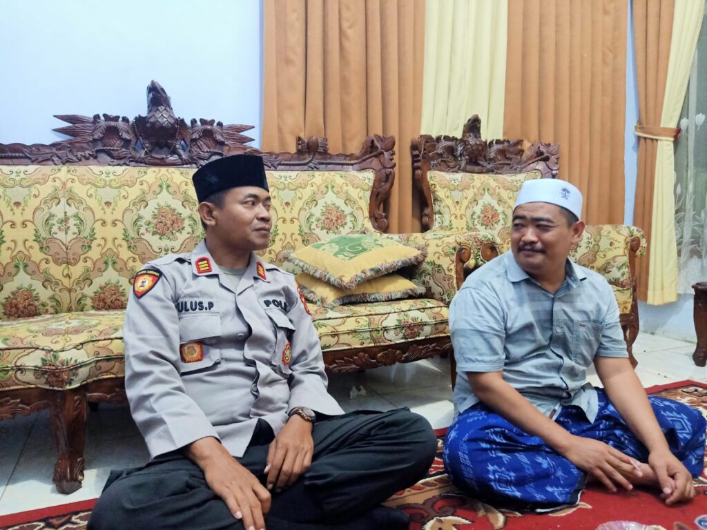 Kapolsek Cadasari AKP Tulus Prayogo Sambangi Warga yang Baru Pulang dari Haji 1 WhatsApp Image 2024 07 01 at 06.43.30