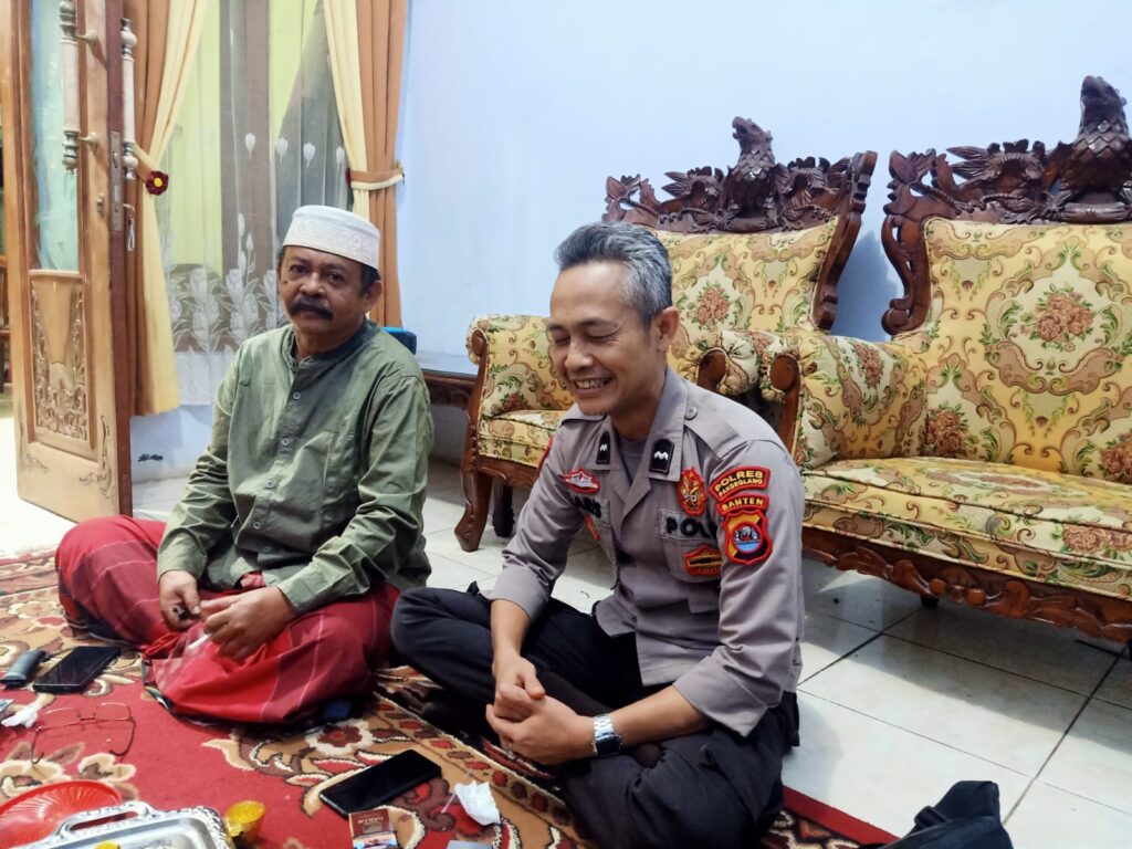 Anggota Polsek Cadasari Bersilaturahmi ke Rumah Tokoh Masyarakat 10 WhatsApp Image 2024 07 01 at 06.43.46