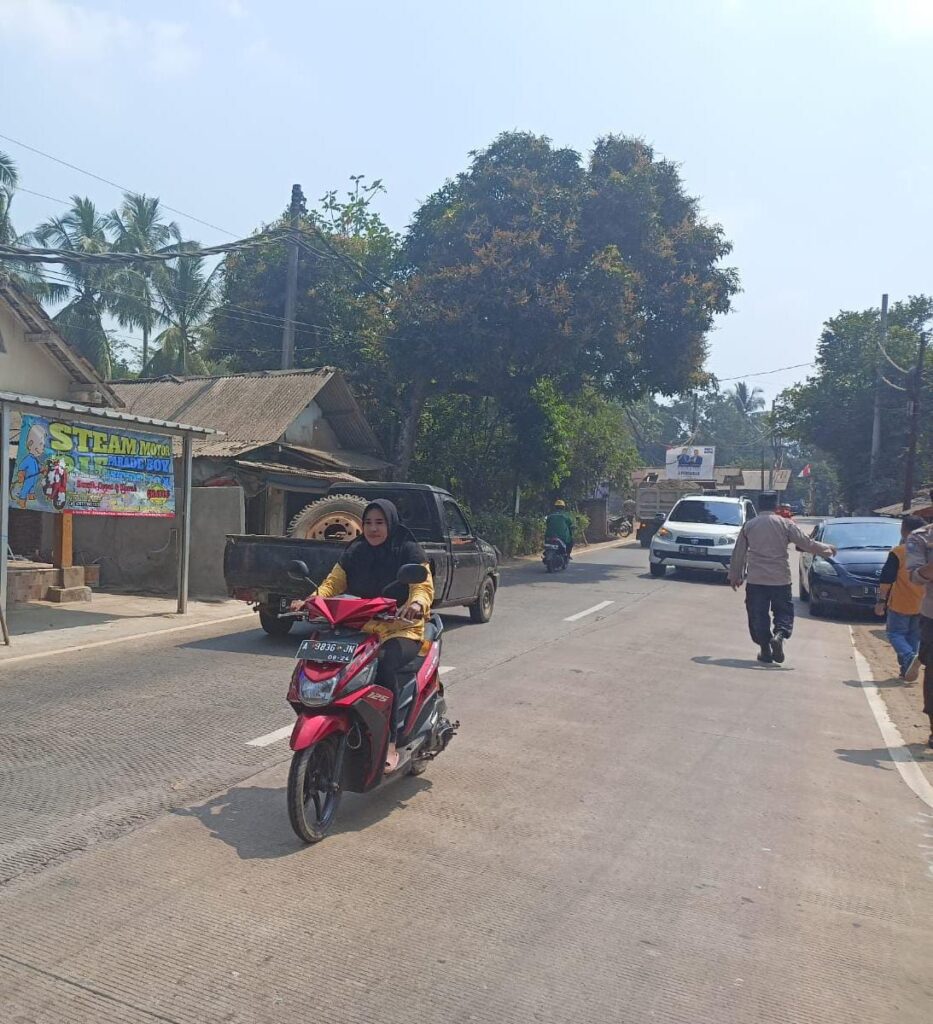 Personil Polsek Bojong Polres Pandeglang Gelar Pengaturan Lalu Lintas di Jalan Raya Saketi - Malingping 6 WhatsApp Image 2024 07 01 at 08.36.25