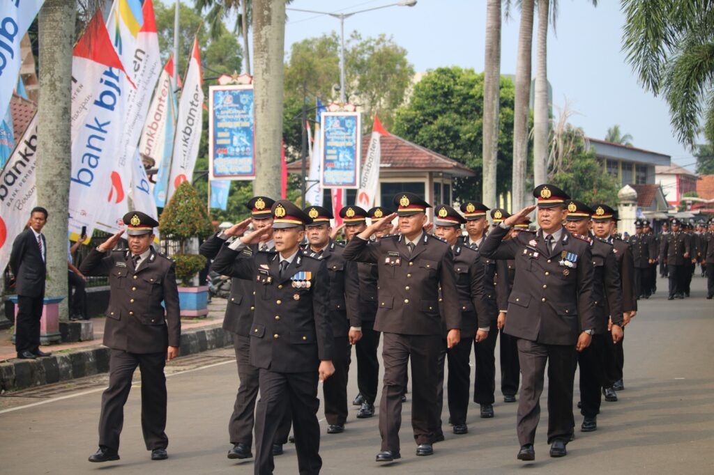 Personil Polres Pandeglang Gelar Defile Usai Upacara Peringatan HUT Bhayangkara ke-78 6 WhatsApp Image 2024 07 01 at 10.58.47 1