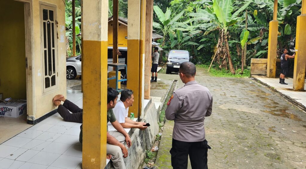 Polsek Menes Gelar Kegiatan KRYD dan Himbauan Kamtibmas di Tempat Cuci Mobil Ciputri 4 WhatsApp Image 2024 07 01 at 12.31.15