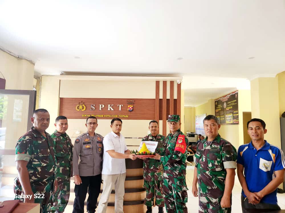Koramil Menes Berikan Selamat HUT Bhayangkara ke-78 Kepada Polsek Menes 3 WhatsApp Image 2024 07 01 at 14.03.52