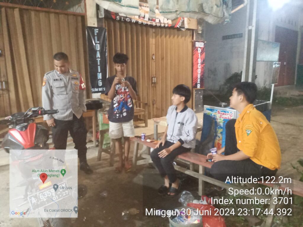 Polsek Menes Lakukan Patroli Malam dan Beri Himbauan kepada Anak Muda yang Nongkrong 1 WhatsApp Image 2024 07 01 at 16.50.37