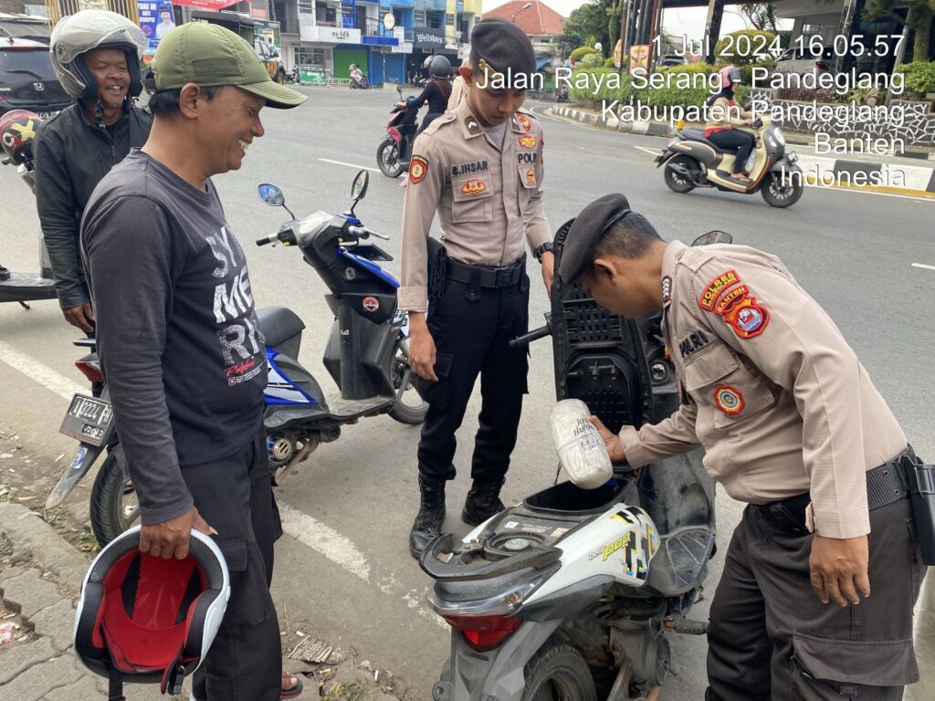 Sat Samapta Polres Pandeglang Sambangi Tukang Ojek di Cigadung untuk Berikan Edukasi Tertib Berlalu Lintas 2 WhatsApp Image 2024 07 01 at 18.29.09