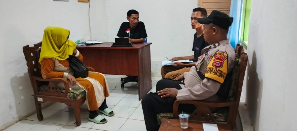 Bhabinkamtibmas Polsek Munjul Sambang Desa untuk Menjaga Kamtibmas 5 WhatsApp Image 2024 07 01 at 20.25.33