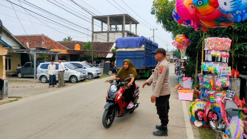 Personil Polsek Munjul Sigap Mengatur Lalulintas di Jalan Raya Munjul 6 WhatsApp Image 2024 07 01 at 20.31.13
