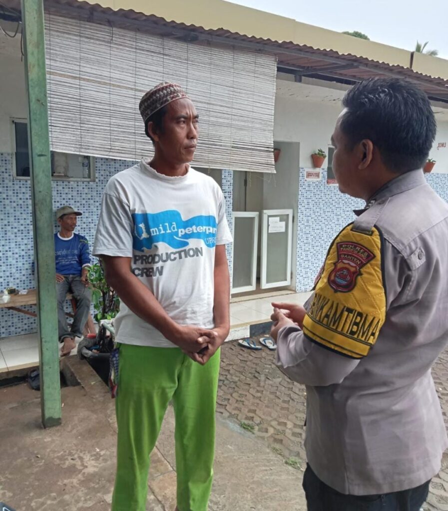 Personil Polsek Carita Bripka Bobi Lakukan Patroli Siang dan Memberikan Himbauan kepada Penjaga SPBU 9 WhatsApp Image 2024 07 01 at 20.58.45
