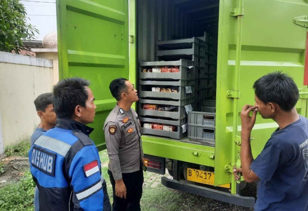 Personil Polsek Carita Bripka Yohan dan Dishub Pandeglang Melaksanakan Pengecekan Kendaraan Box di Wilayahnya 1 WhatsApp Image 2024 07 01 at 21.06.27
