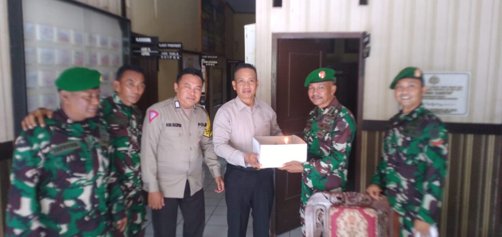 Polsek Carita Terima Kunjungan Spesial dari Koramil Labuan 2 WhatsApp Image 2024 07 01 at 21.10.46
