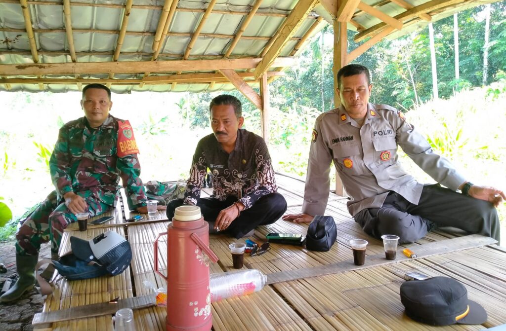 Inisiatif Bhabinkamtibmas Polsek Angsana Menguatkan Keterlibatan dengan Masyarakat 4 WhatsApp Image 2024 07 02 at 05.31.37