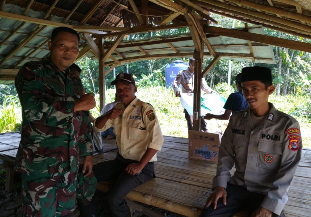 Kanit Binmas Polsek Angsana Terjun Langsung Temui Warga Desa Cikayas 5 WhatsApp Image 2024 07 02 at 05.32.02