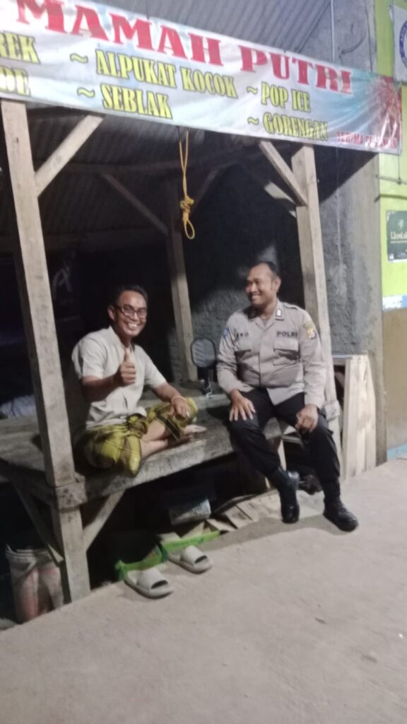 Bripka Eko dari Polsek Carita Melaksanakan Patroli Malam dan Berbincang-bincang Hangat dengan Warga 9 WhatsApp Image 2024 07 02 at 06.30.09
