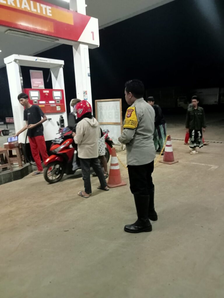 Personil Polsek Carita Bripka Bobi Melaksanakan Patroli Malam ke SPBU di Carita 10 WhatsApp Image 2024 07 02 at 06.32.54