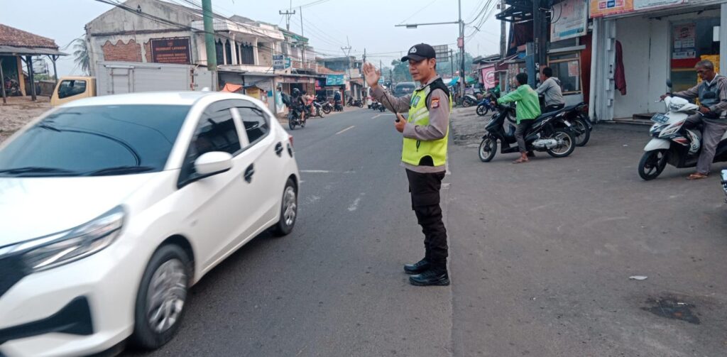 Polsek Cadasari Atur Lalu Lintas Pagi di Depan Pasar 10 WhatsApp Image 2024 07 02 at 08.33.49