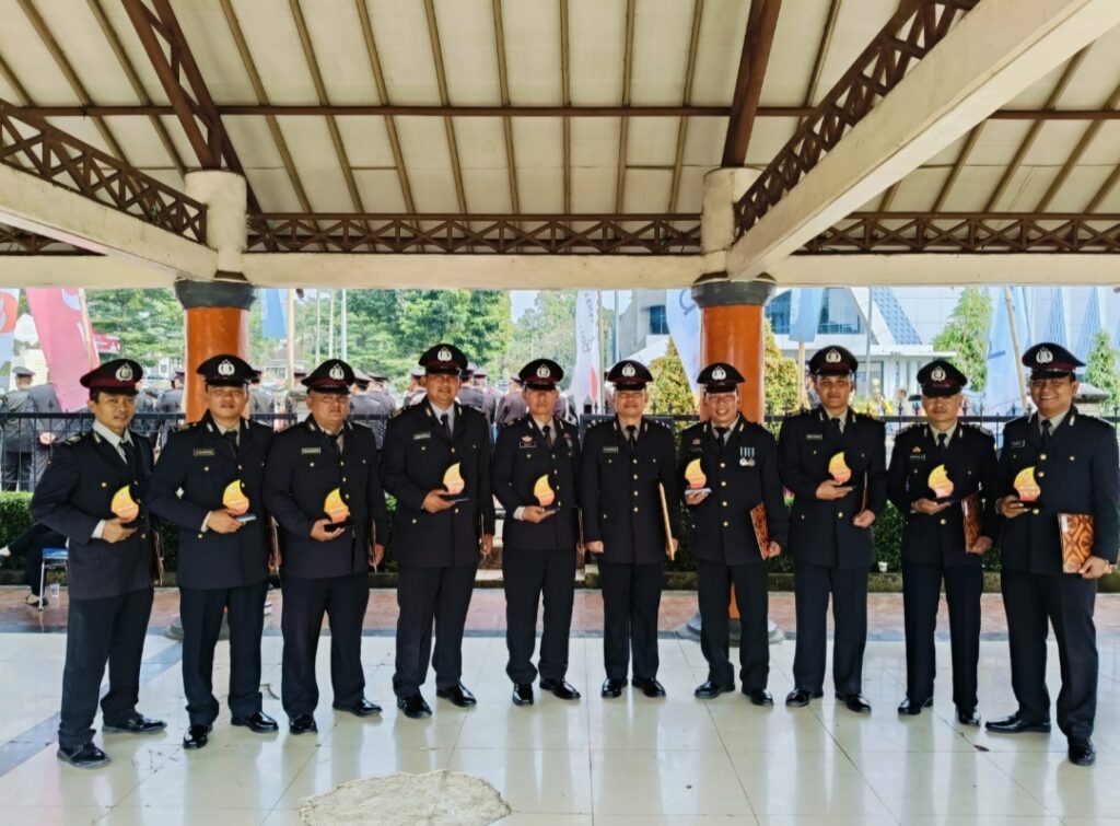Pemberian Penghargaan Kepada Anggota Berprestasi Polsek Cadasari di Upacara HUT Bhayangkara ke-78 9 WhatsApp Image 2024 07 02 at 08.34.26