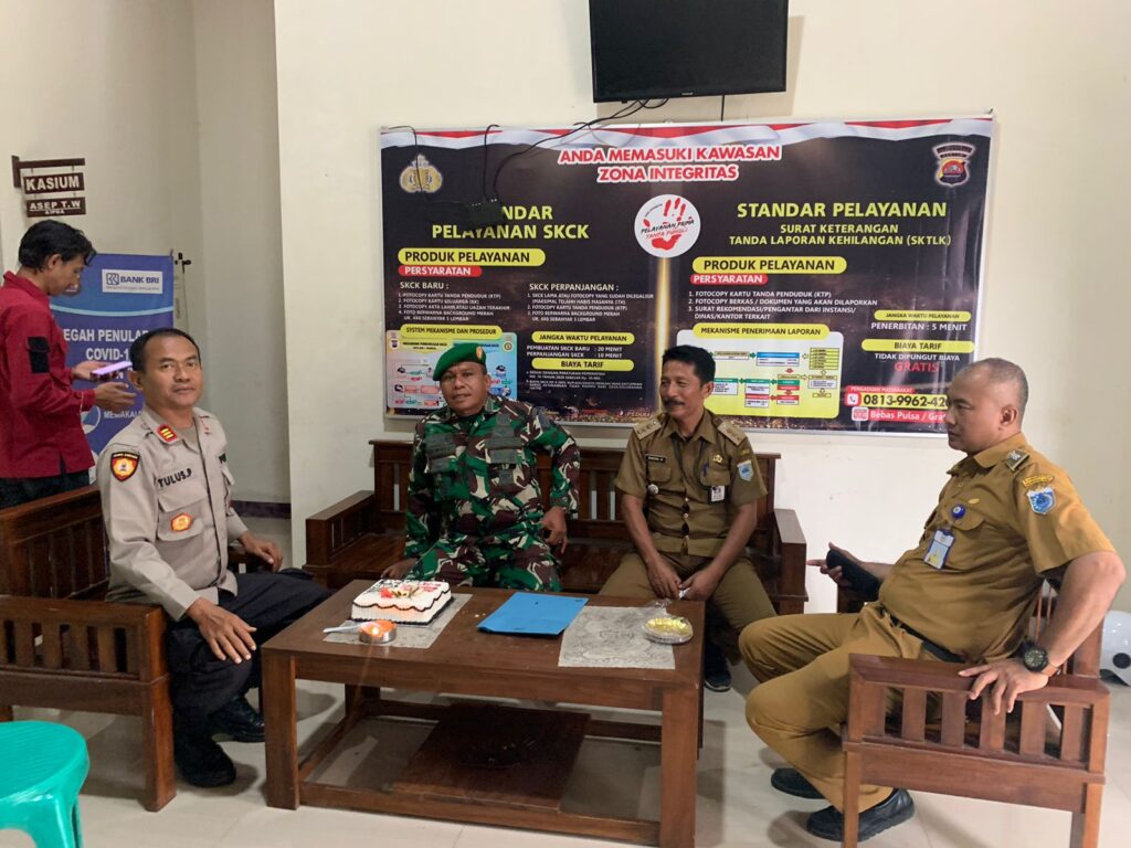 Danramil Cadasari Camat Cadasari dan Camat KarangTanjung Berikan Kejutan kepada Kapolsek Cadasari di Hari Bhayangkara ke-78 8 WhatsApp Image 2024 07 02 at 08.34.42