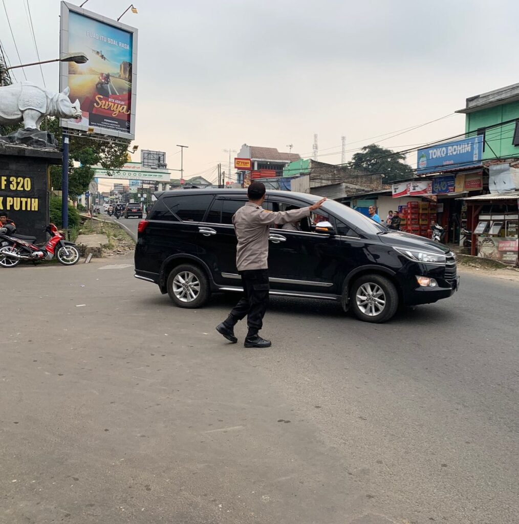 Polsek Cadasari Berikan Pelayanan Prima dengan Pengaturan Lalulintas di Pasar Cadasari 6 WhatsApp Image 2024 07 02 at 08.35.15
