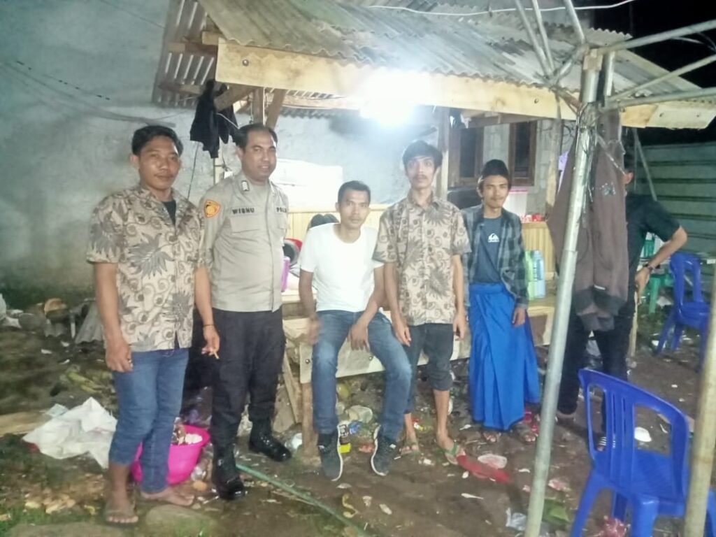 Polsek Cadasari Tingkatkan Keamanan dengan Patroli ke Warga yang Melaksanakan Ronda 3 WhatsApp Image 2024 07 02 at 08.36.17