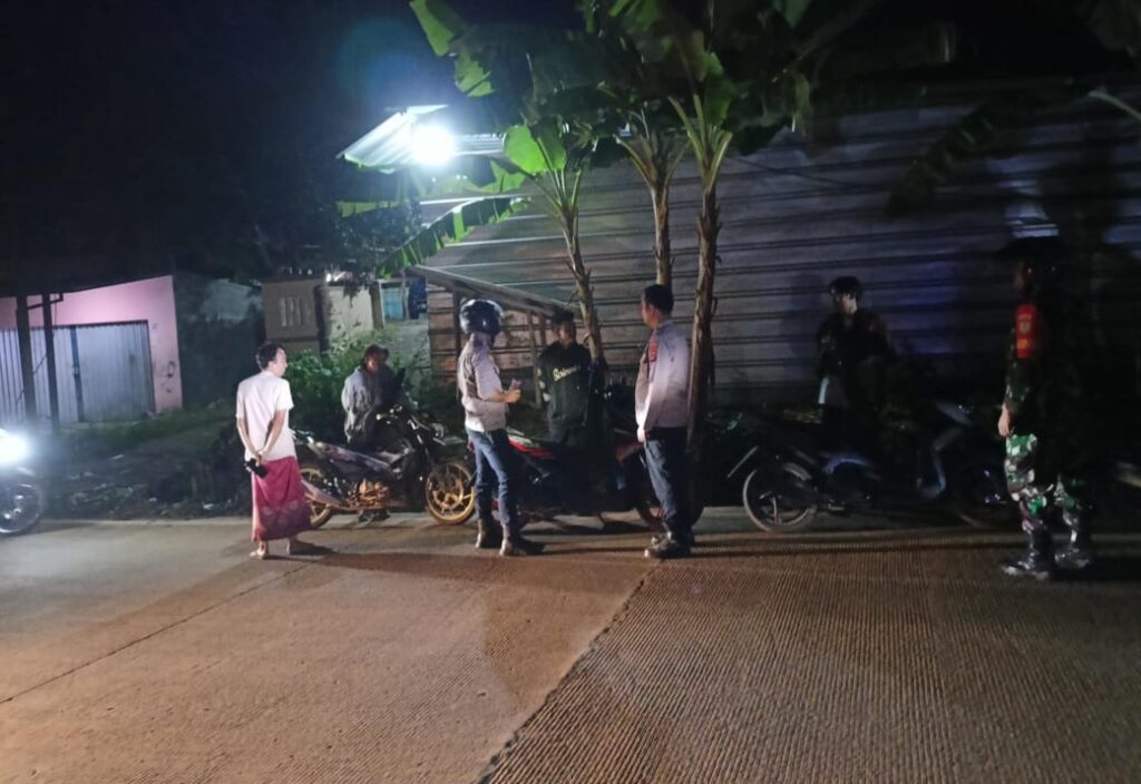 Personil Polsek Bojong Polres Pandeglang Bripka Mahmut Gelar Patroli Malam Antisipasi Tindak Pidana 3C 2 WhatsApp Image 2024 07 02 at 09.13.22