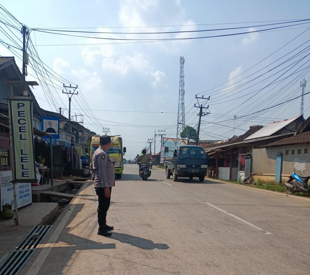 Personil Polsek Bojong Polres Pandeglang Bripka Mahmut Laksanakan Pengaturan Lalu Lintas di Jalur Utama 3 WhatsApp Image 2024 07 02 at 09.14.00