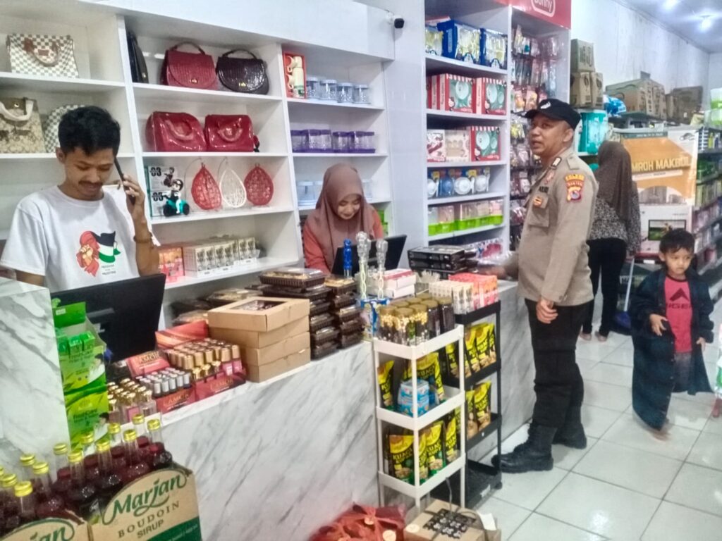 Kanit Samata Polsek Picung Patroli dan Berkomunikasi dengan Pemilik Toko di Pasar Picung Pandeglang 1 WhatsApp Image 2024 07 02 at 12.17.52