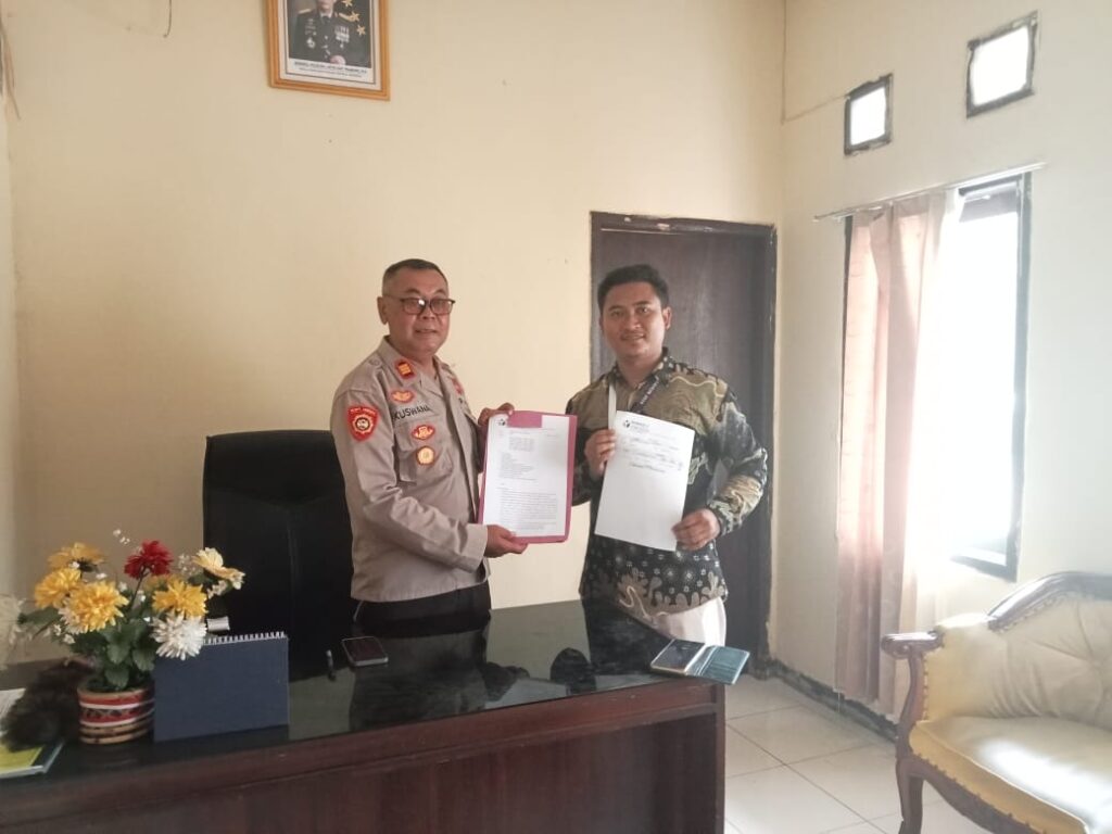 Kapolsek Bojong Polres Pandeglang AKP Kuswana Laksanakan Penyerahan Surat Himbauan Netralitas ASN, TNI, POLRI, dan Pejabat Negara 7 WhatsApp Image 2024 07 02 at 14.35.42