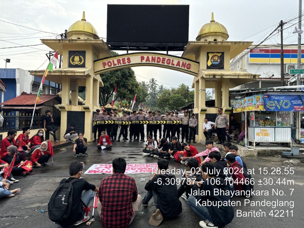 Sat Samapta Polres Pandeglang Gelar Pengamanan Unjuk Rasa dari Aliansi LMND 2 WhatsApp Image 2024 07 02 at 18.59.58