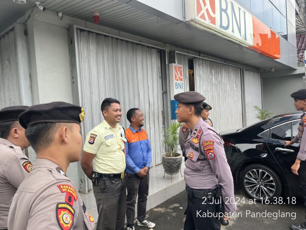 Cegah Aksi Kriminalitas, Sat Samapta Polres Pandeglang Sambangi Obyek Vital Perbankan 1 WhatsApp Image 2024 07 02 at 19.00.49