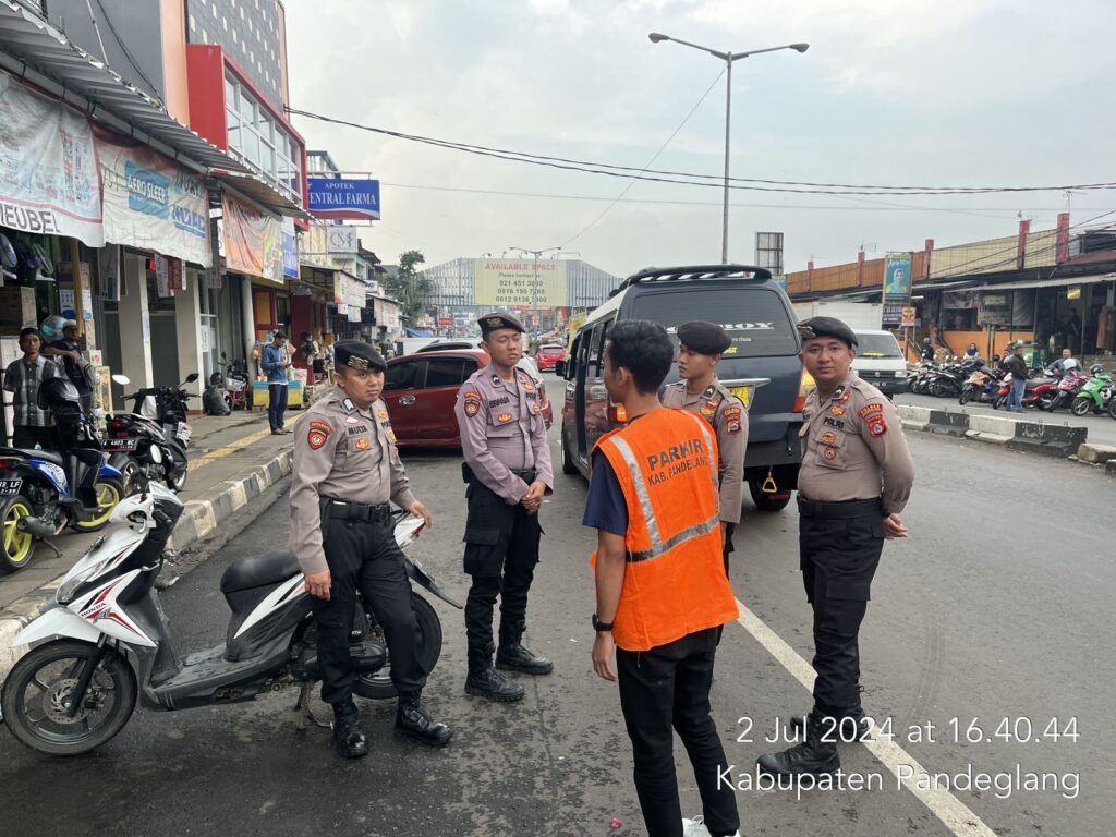 Sat Samapta Polres Pandeglang Berikan Himbauan kepada Petugas Parkir tentang Tata Letak Kendaraan 9 WhatsApp Image 2024 07 02 at 19.00.50
