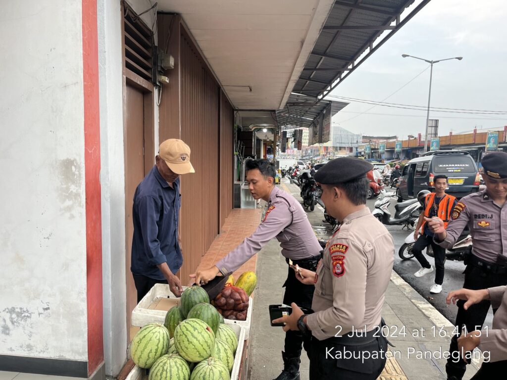 Sat Samapta Polres Pandeglang Sambangi Pedagang Buah Saat Patroli Siang dan Berikan Himbauan Kamtibmas 10 WhatsApp Image 2024 07 02 at 19.00.51