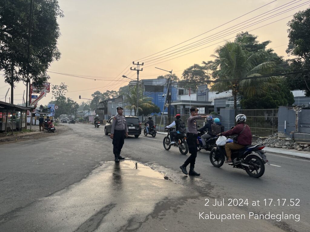 Sat Samapta Polres Pandeglang Melaksanakan Pengaturan Lalu Lintas Guna Antisipasi Kemacetan di Jalur Utama 8 WhatsApp Image 2024 07 02 at 19.01.00