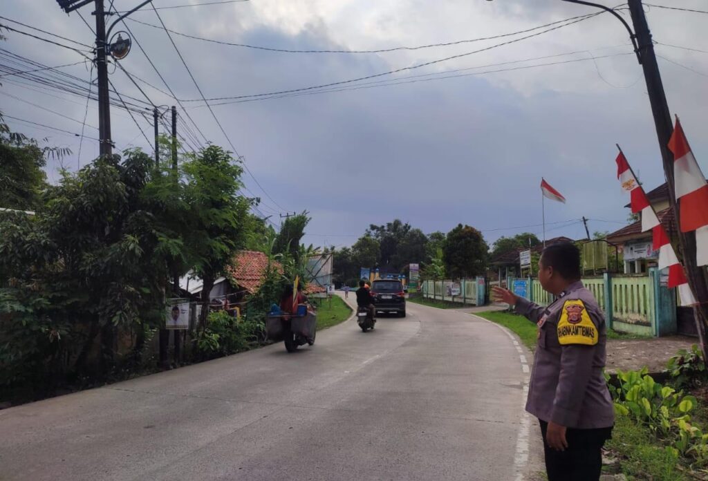 Anggota Piket Polsek Angsana Polres Pandeglang Laksanakan Strongpoint di Jl Raya Munjul-Angsana 1 WhatsApp Image 2024 07 03 at 04.11.44