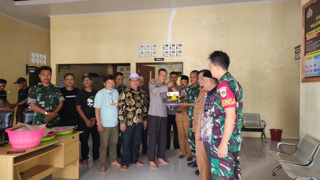 Sejumlah Tokoh Kecamatan Angsana Hadiri Syukuran HUT Bhayangkara ke-78 di Polsek Angsana 2 WhatsApp Image 2024 07 03 at 04.12.24