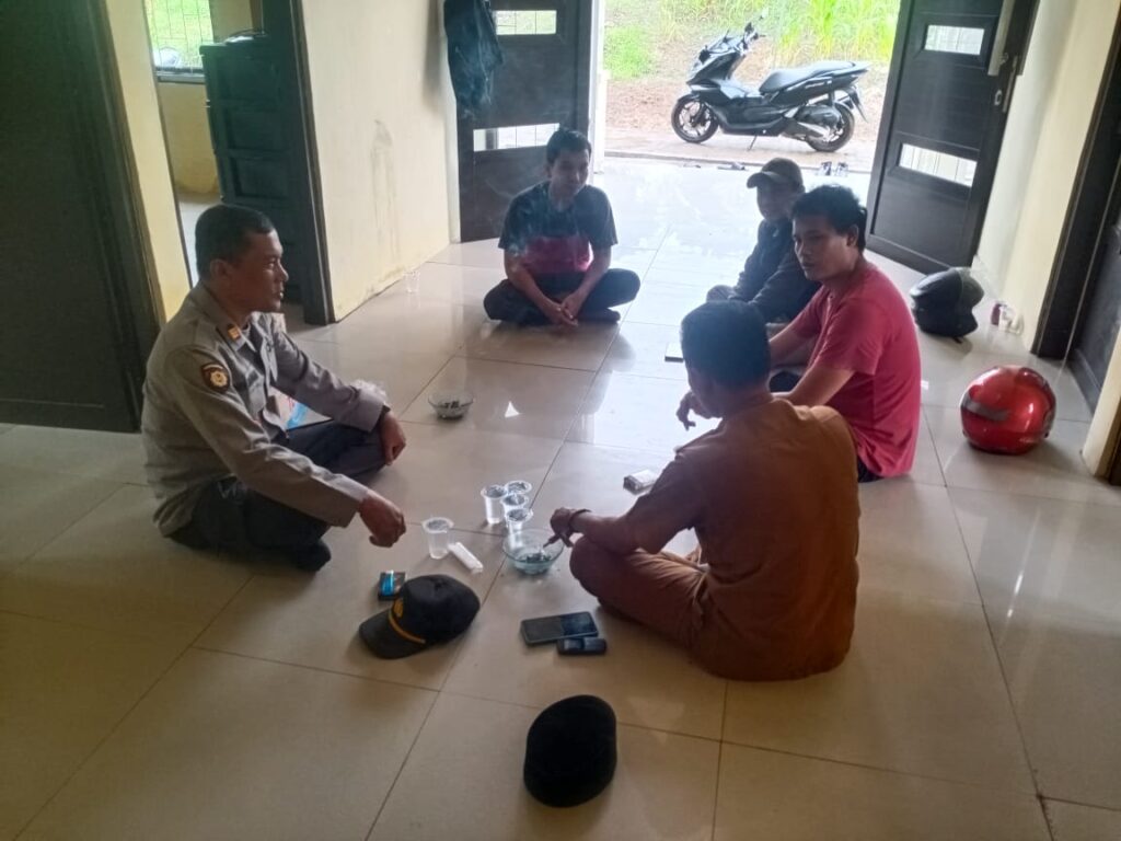 Jalin Komunikasi Antar Instansi, Kapolsek Angsana Sambangi Korluh Pertanian 4 WhatsApp Image 2024 07 03 at 04.13.05