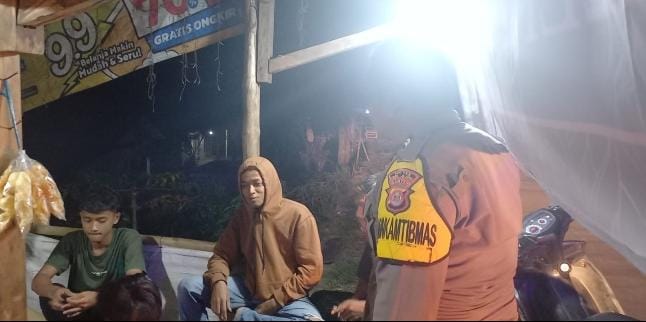 Patroli Dialogis, Bentuk Nyata Kepedulian Bhabinkamtibmas Terhadap Keamanan Lingkungan di Desa Angsana 6 WhatsApp Image 2024 07 03 at 04.13.25