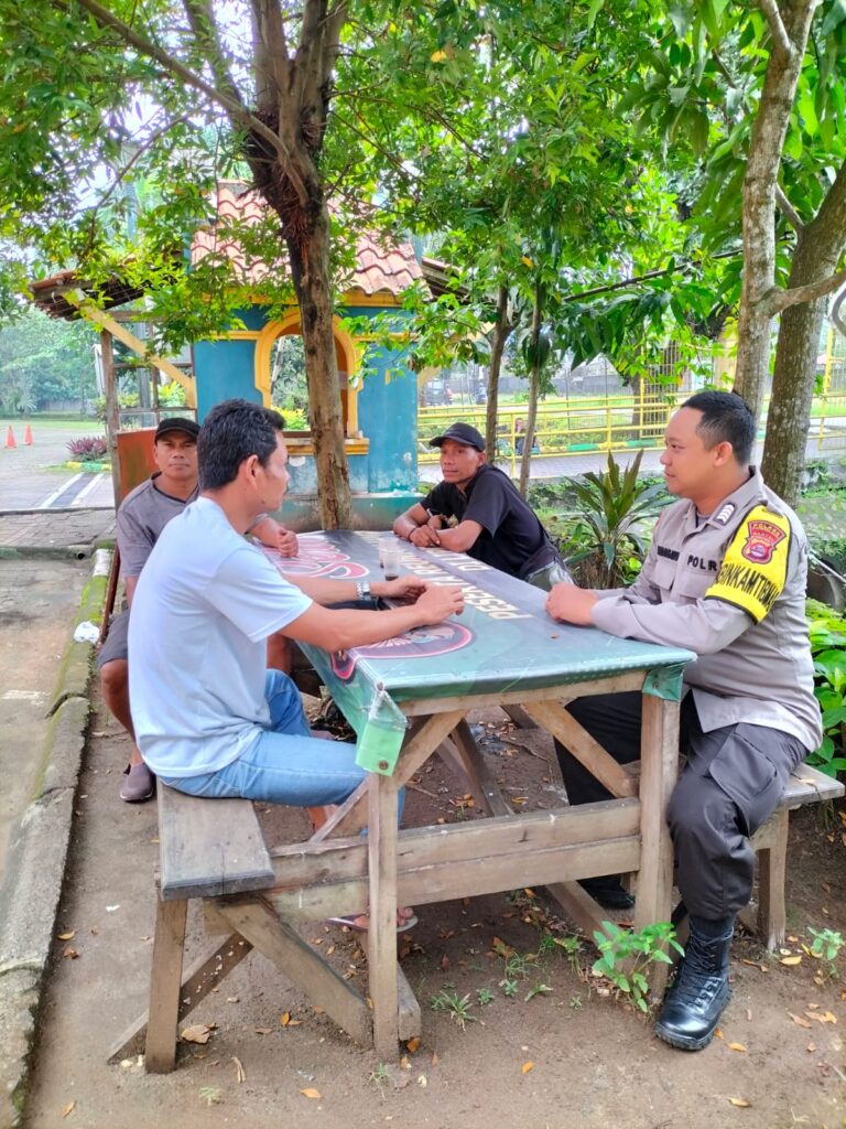 Bhabinkamtibmas Polsek Carita Lakukan Patroli Sambang ke Pantai 7 WhatsApp Image 2024 07 03 at 04.36.26