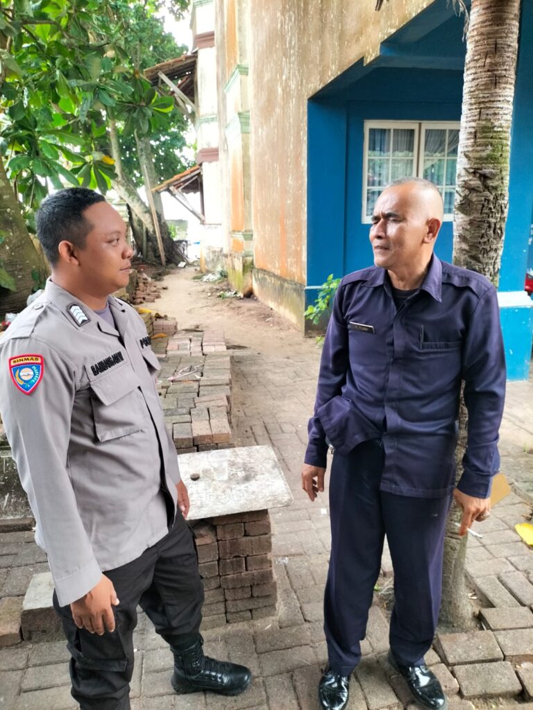 Personil Polsek Carita Bripka Bambang Melaksanakan Patroli dan Berbincang dengan Security di Hotel 9 WhatsApp Image 2024 07 03 at 05.42.14
