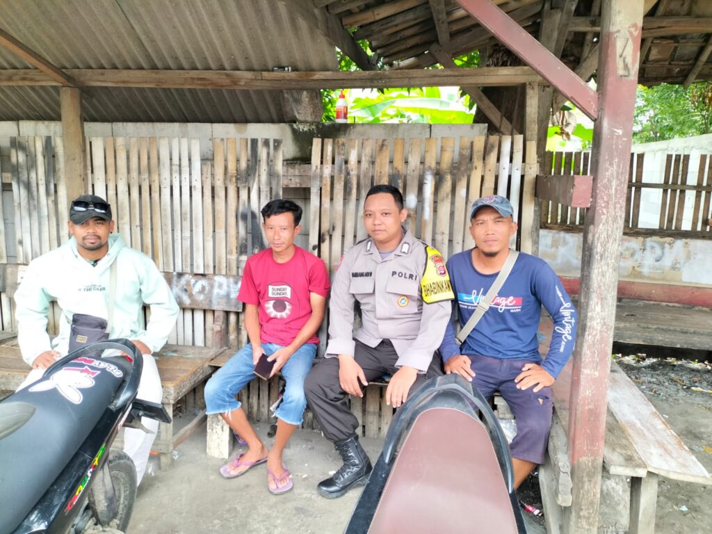 Personil Polsek Carita Bripka Bambang Melaksanakan Patroli Dialogis dengan Tukang Ojek di Pangkalan Ojek 10 WhatsApp Image 2024 07 03 at 05.49.11