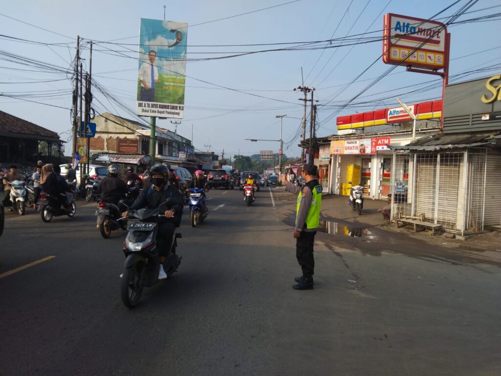 Polsek Cadasari Berikan Pelayanan Pengaturan Lalulintas di Sejumlah Titik Rawan 5 WhatsApp Image 2024 07 04 at 07.05.47