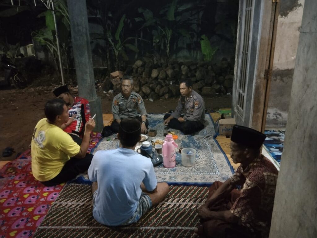 Tingkatkan Keamanan, Polsek Cadasari Gelar Patroli Malam Hari ke Rumah Warga 3 WhatsApp Image 2024 07 04 at 07.07.43
