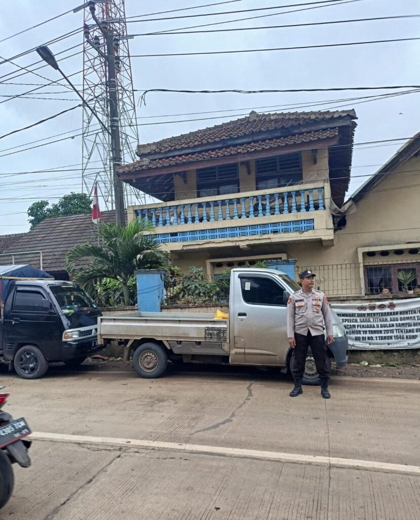 Polsek Bojong Polres Pandeglang Laksanakan Pengaturan Lalu Lintas di Pertigaan Pasar Bojong 7 WhatsApp Image 2024 07 04 at 09.41.49