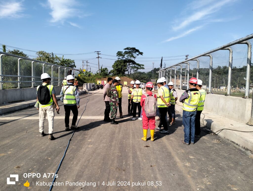 Polsek Bojong Bersama Koramil Bojong Monitoring Aset Jalan Jembatan yang Dibuat PT Sino 6 WhatsApp Image 2024 07 04 at 09.49.41