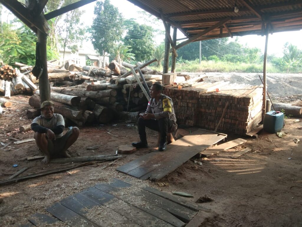 Giat Sambang Bhabinkamtibmas Polsek Cikeusik Membangun Kedekatan dengan Warga 6 WhatsApp Image 2024 07 04 at 17.23.28