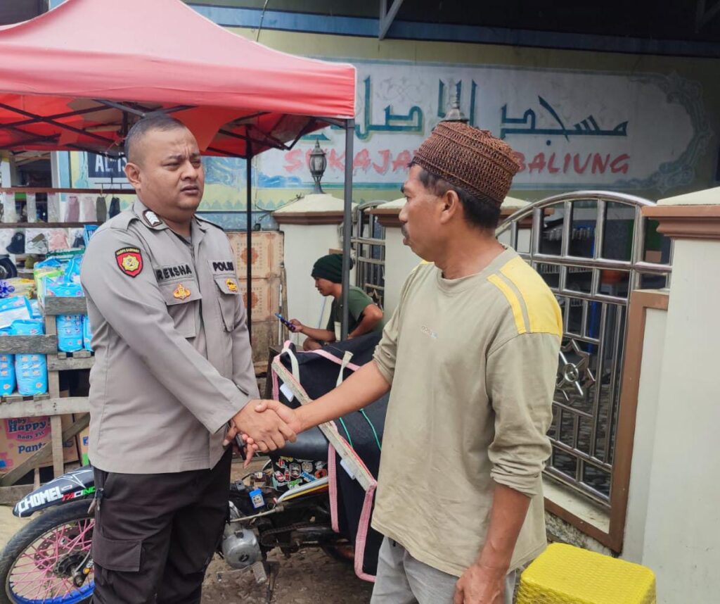 Anggota Piket Polsek Cibaliung Gelar Patroli dan Sambang, Sampaikan Pesan Harkamtibmas kepada Warga masyarakat Cibaliung 4 WhatsApp Image 2024 07 04 at 18.26.33