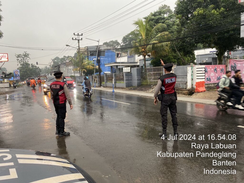 Meski Hujan Turun, Sat Samapta Polres Pandeglang Tetap Gelar Strong Point Pengaturan Lalu Lintas di Cipacung 10 WhatsApp Image 2024 07 04 at 18.58.06